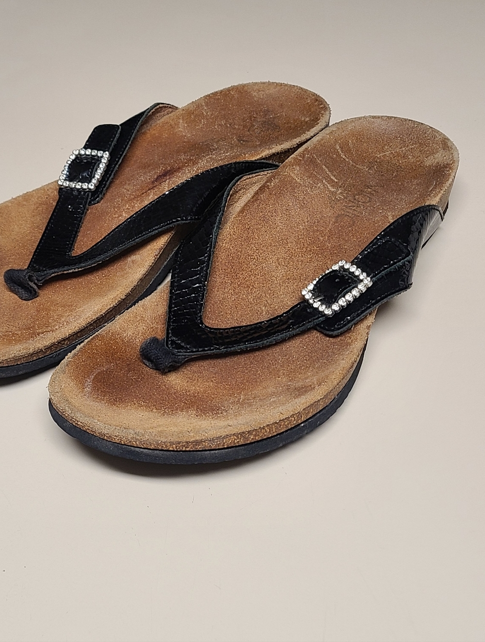 Vionic Isabel Rhinestone snakeskin leather thong strap sandals size 10